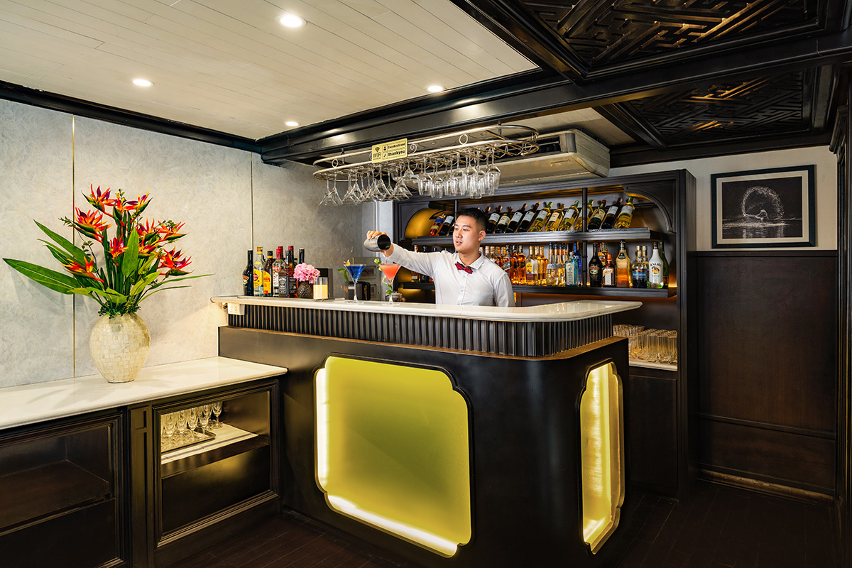 Cozy Bay Grand Bar Restaurant