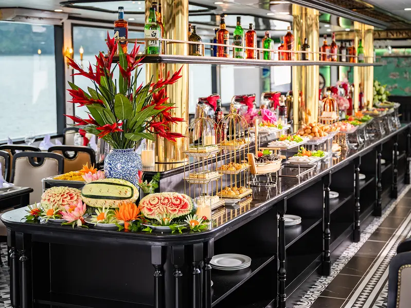 Ha Long Bay cruise seafood buffet