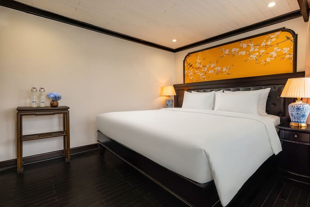 Read more about the article Overnight vs Day Cruise on Halong Bay — Which Should You Choose?